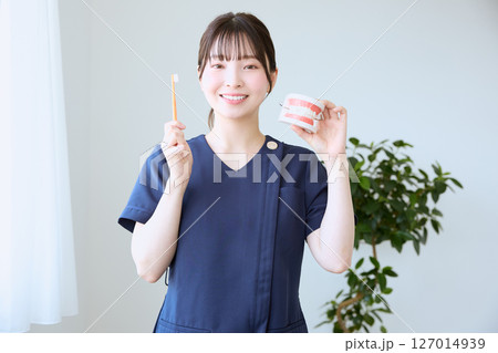 ブラッシング指導をする歯科衛生士 127014939