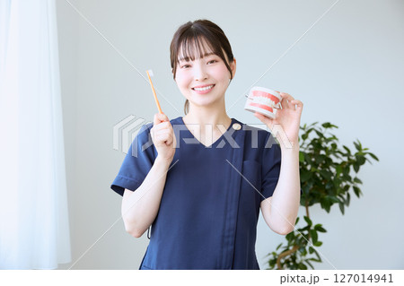 ブラッシング指導をする歯科衛生士 127014941