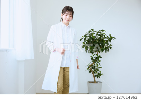 クリニックで働く医師 127014962