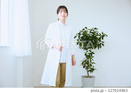 クリニックで働く医師 127014963