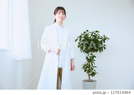 クリニックで働く医師 127014964