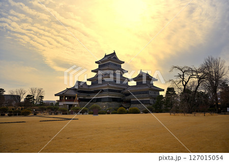 中部地方・松本城・本丸御殿跡の眺め、北アルプス越しのセピアな西日に浮かぶ松本城・長野県松本市(7) 127015054