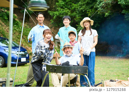 3世代　キャンプ　アウトドア　バーベキュー　BBQ　家族　オートキャンプ場 127015288