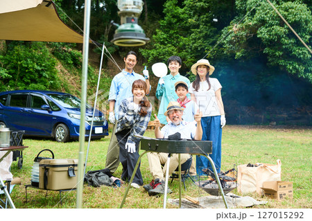 3世代 キャンプ アウトドア バーベキュー BBQ 家族 オートキャンプ場 3世代 キャンプ アウトドア バーベキュー BBQ 家族 オートキャンプ場 127015292