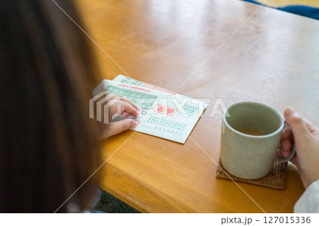 選挙の入場整理券が届く 127015336