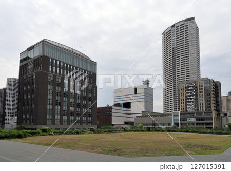 大阪中之島美術館の芝生広場と阪大中之島センター、ザ・タワー大阪、ABCホール、堂島リバーフォーラム等 127015391