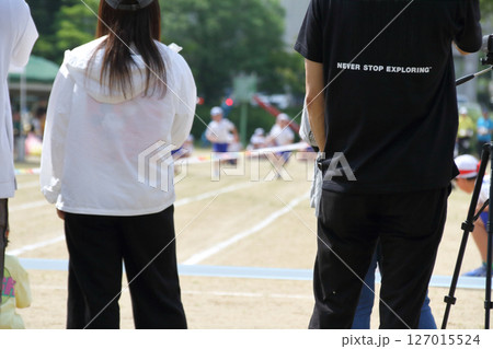 小学校の運動会・応援する家族のイメージ 小学校の運動会・応援する家族のイメージ 127015524