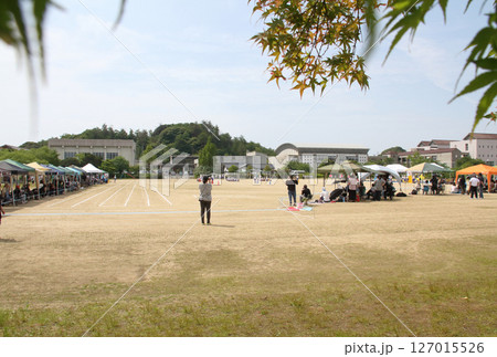 小学校の運動会・応援する家族のイメージ 小学校の運動会・応援する家族のイメージ 127015526