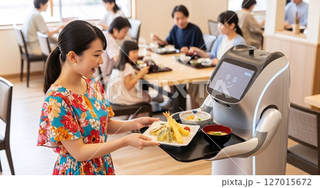 レストランで配膳ロボットから料理を受け取る女性 レストランで配膳ロボットから料理を受け取る女性 127015672