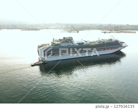 初夏の北海道函館市函館港に寄港するクルーズ船ダイヤモンドプリンセス号の風景を空撮 127016135