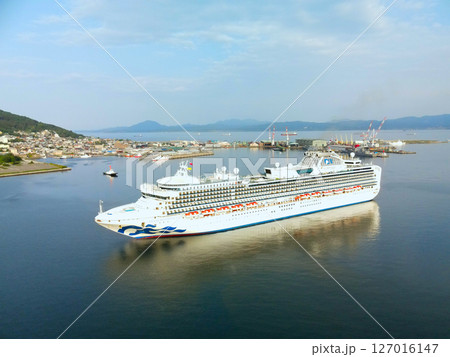 初夏の北海道函館市函館港に寄港するクルーズ船ダイヤモンドプリンセス号の風景を空撮 初夏の北海道函館市函館港に寄港するクルーズ船ダイヤモンドプリンセス号の風景を空撮 127016147