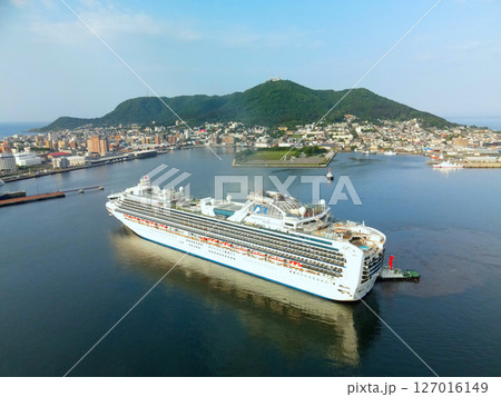 初夏の北海道函館市函館港に寄港するクルーズ船ダイヤモンドプリンセス号の風景を空撮 初夏の北海道函館市函館港に寄港するクルーズ船ダイヤモンドプリンセス号の風景を空撮 127016149