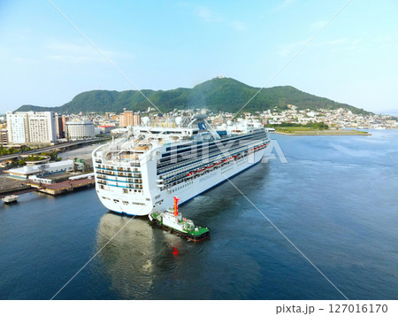 初夏の北海道函館市函館港に寄港するクルーズ船ダイヤモンドプリンセス号の風景を空撮 初夏の北海道函館市函館港に寄港するクルーズ船ダイヤモンドプリンセス号の風景を空撮 127016170