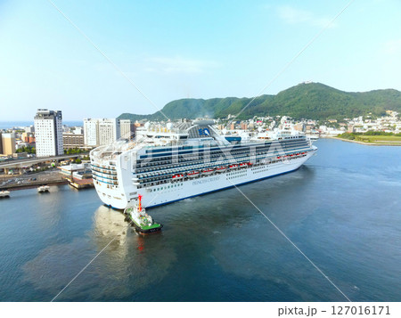 初夏の北海道函館市函館港に寄港するクルーズ船ダイヤモンドプリンセス号の風景を空撮 初夏の北海道函館市函館港に寄港するクルーズ船ダイヤモンドプリンセス号の風景を空撮 127016171