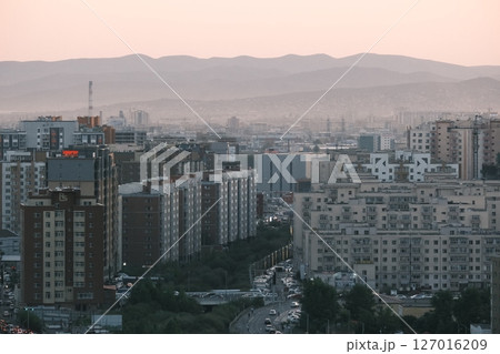 夕焼けに染まる街　ウランバートル 127016209