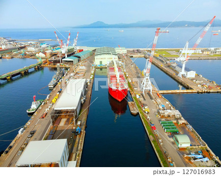初夏の北海道函館市函館港で函館ドックの風景を空撮 127016983