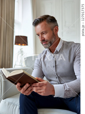 読書をしているビジネスマン 読書をしているビジネスマン 127017375
