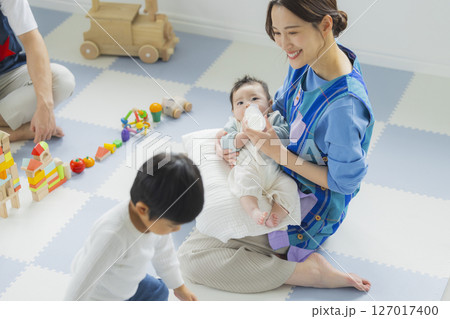 保育所と男性保育士　　　　 127017400