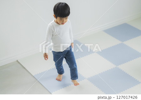床を走る子供 127017426