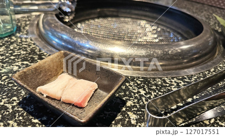 焼肉屋さんの風景（牛脂と網） 127017551