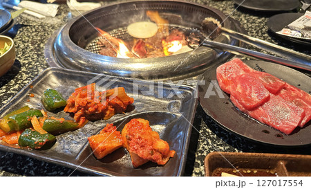焼肉屋さんの風景（テーブルに並ぶ霜降りカルビ） 127017554