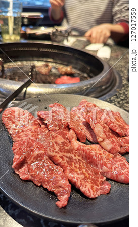 焼肉屋さんの風景（家族で食べる焼肉） 127017559