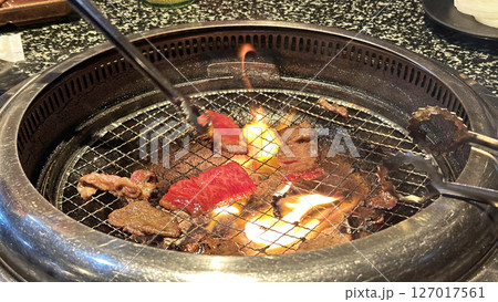 焼肉屋さんの風景(焼肉の脂で火力が増す炎) 焼肉屋さんの風景(焼肉の脂で火力が増す炎) 127017561