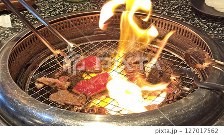 焼肉屋さんの風景（焼肉の脂で火力が増す炎） 127017562