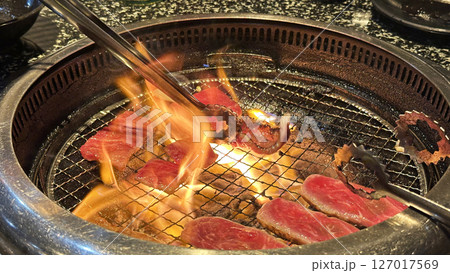 焼肉屋さんの風景(焼肉の脂で火力が増す炎) 焼肉屋さんの風景(焼肉の脂で火力が増す炎) 127017569