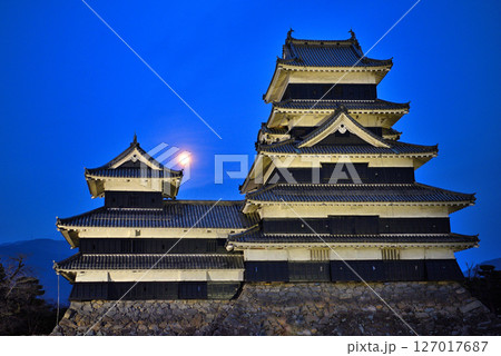 中部地方・松本城・松本城公園からの眺め、夜空と月と松本城の饗宴・長野県松本市(4) 127017687