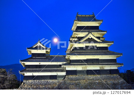 中部地方・松本城・松本城公園からの眺め、夜空と月と松本城の饗宴・長野県松本市(11) 中部地方・松本城・松本城公園からの眺め、夜空と月と松本城の饗宴・長野県松本市(11) 127017694