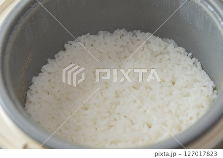 炊飯器で炊いたお米 (写真素材) 炊飯器で炊いたお米 (写真素材) 127017823