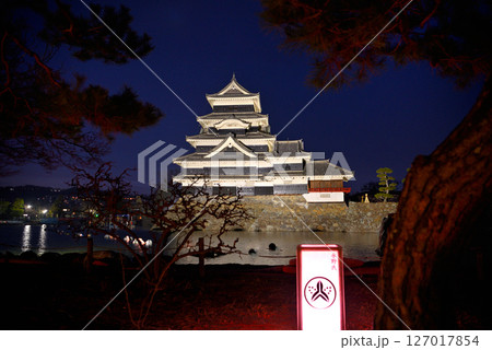 中部地方・松本城・松本城公園の眺め、漆黒の闇夜に浮かび上がる戦国時代のお城・長野県松本市(1) 127017854
