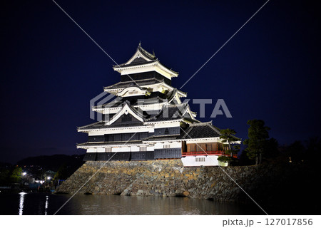 中部地方・松本城・松本城公園の眺め、漆黒の闇夜に浮かび上がる戦国時代のお城・長野県松本市(3) 127017856