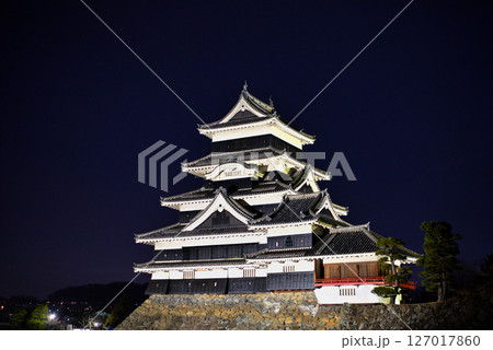 中部地方・松本城・松本城公園の眺め、漆黒の闇夜に浮かび上がる戦国時代のお城・長野県松本市(7) 中部地方・松本城・松本城公園の眺め、漆黒の闇夜に浮かび上がる戦国時代のお城・長野県松本市(7) 127017860