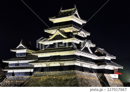 中部地方・松本城・松本城公園の眺め、漆黒の闇夜に浮かび上がる戦国時代のお城・長野県松本市(15) 中部地方・松本城・松本城公園の眺め、漆黒の闇夜に浮かび上がる戦国時代のお城・長野県松本市(15) 127017867
