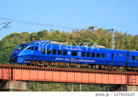 八坂川を渡る特急「ソニック」（30周年記念車） 127018120