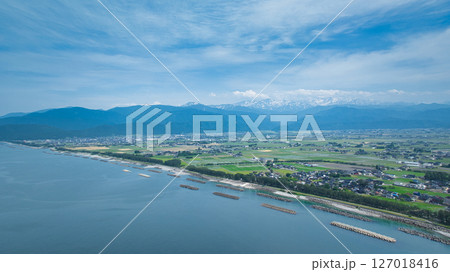 梅雨間際で湿度の高い日本の富山県沿岸部と周辺の離岸堤や洋上風力発電風車などの様子 127018416