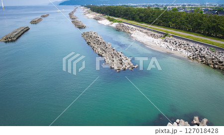 梅雨間際で湿度の高い日本の富山県沿岸部と周辺の離岸堤や洋上風力発電風車などの様子 梅雨間際で湿度の高い日本の富山県沿岸部と周辺の離岸堤や洋上風力発電風車などの様子 127018428