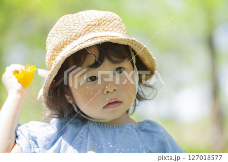 公園で遊ぶ、2歳の女の子 127018577