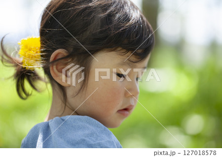 公園で遊ぶ、2歳の女の子 127018578