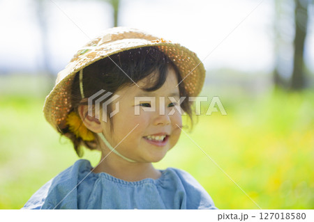 公園で遊ぶ、2歳の女の子 127018580