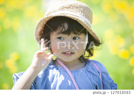 公園で遊ぶ、2歳の女の子 公園で遊ぶ、2歳の女の子 127018583