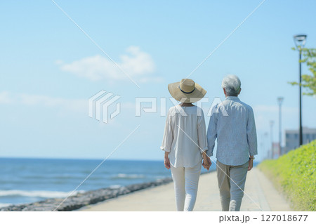 手をつないで歩く老夫婦の後ろ姿 127018677