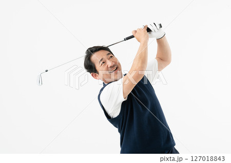 アイアンでスイングするミドルの男性　ゴルフ 127018843