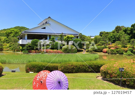 【愛媛県】晴天の南楽園の総合管理棟休憩所 127019457