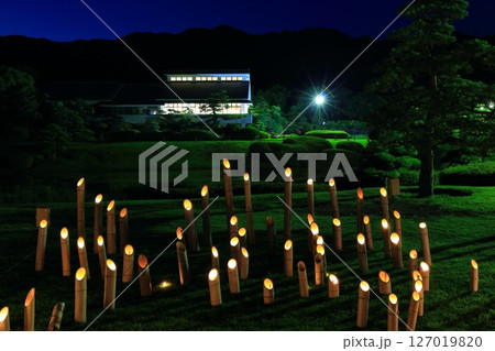 【愛媛県】晴天の南楽園の総合管理棟休憩所の夜景 【愛媛県】晴天の南楽園の総合管理棟休憩所の夜景 127019820