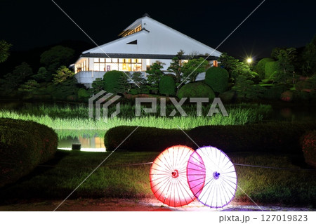 【愛媛県】晴天の南楽園の総合管理棟休憩所の夜景 127019823