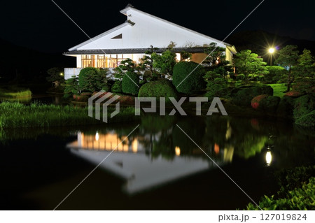 【愛媛県】晴天の南楽園の総合管理棟休憩所の夜景 127019824