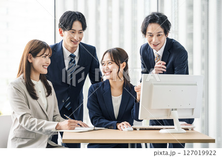 チームで話し合う若手のビジネスパーソン 127019922